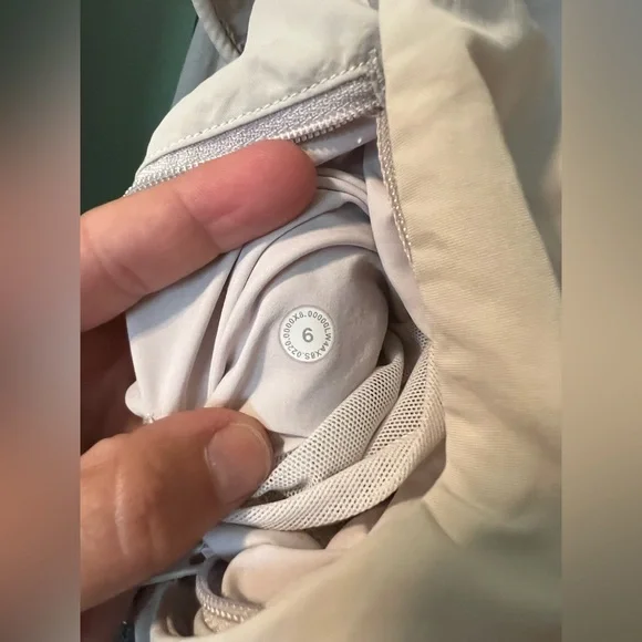 Lululemon Always Effortless Jacket
Dune - Picture 4 of 10